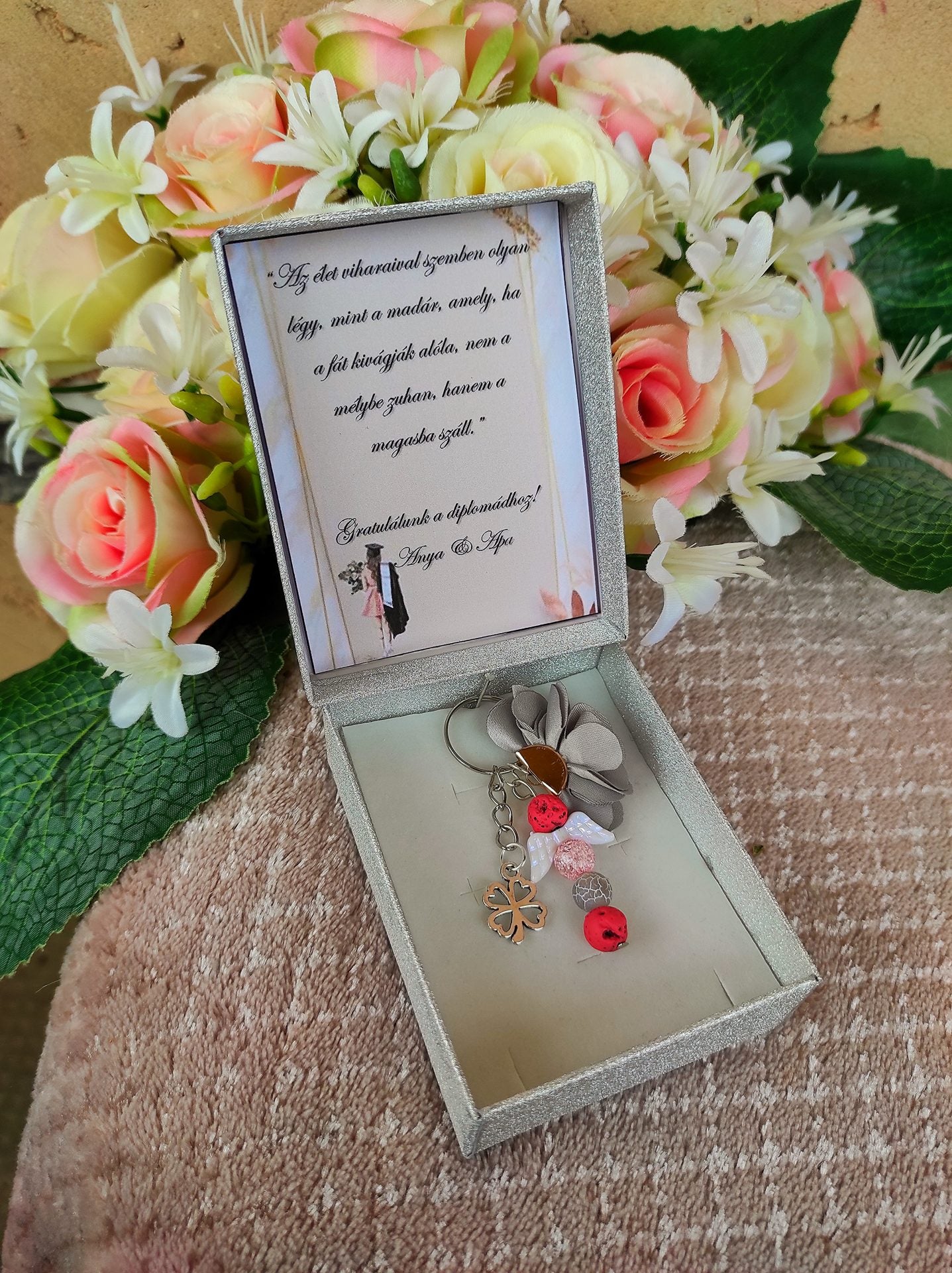 Diplomaosztóra szerencsehozó kulcstartó